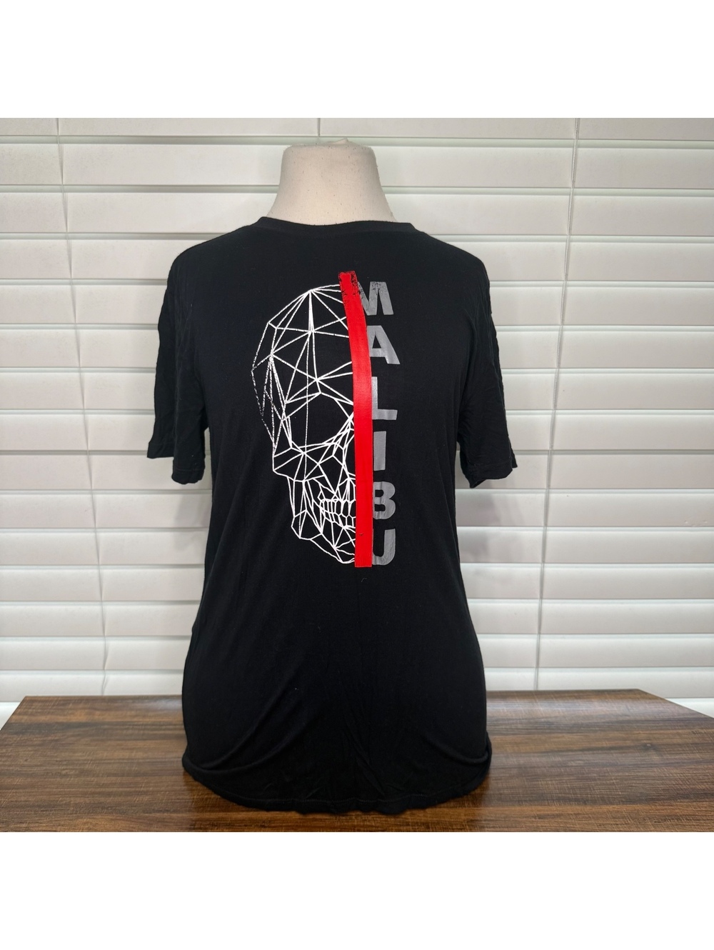 Malibu Graphic Skull T-Shirt in Black Size Medium
